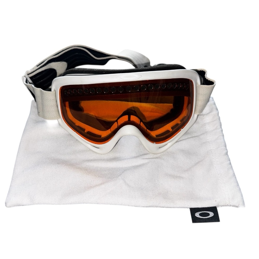 Oakley White & Black Ski / Snowboarding Goggles